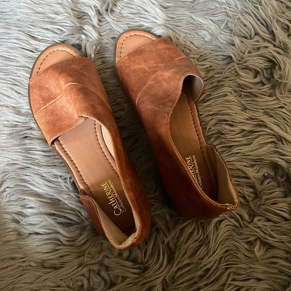 Woman’s size 10 Camel colored shoe